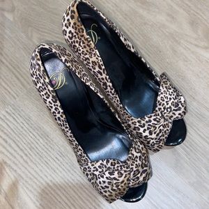 HEART IN D cheetah heels size 8